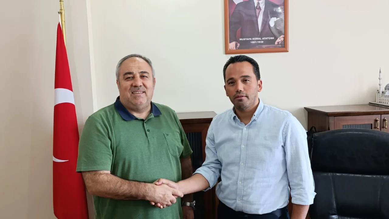 Kestanepazarı Hatay Kur’an Kursu Kurs Yöneticiliğine Atanan Hafız Yasin Uslu’yu Makamında Ziyaret Ed