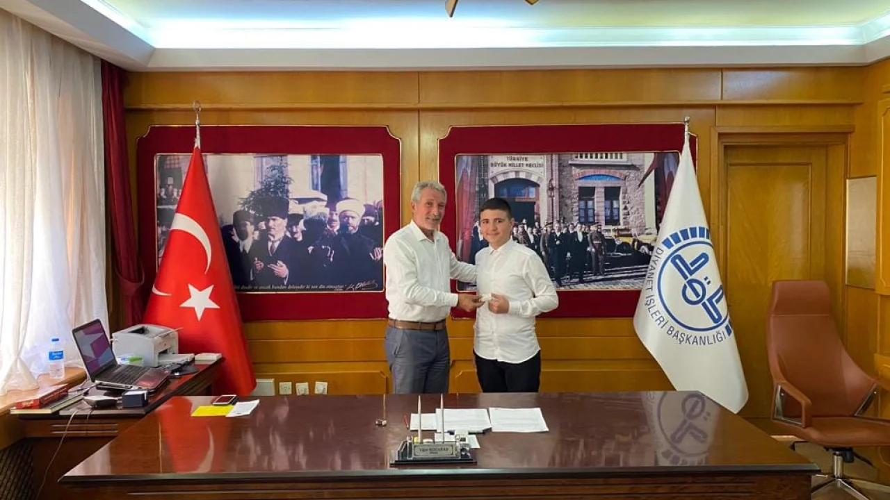 Konak İlçe Müftümüz Uğur Kocabaş’dan Türkiye Birincisi Olan Öğrencimize Tebrik