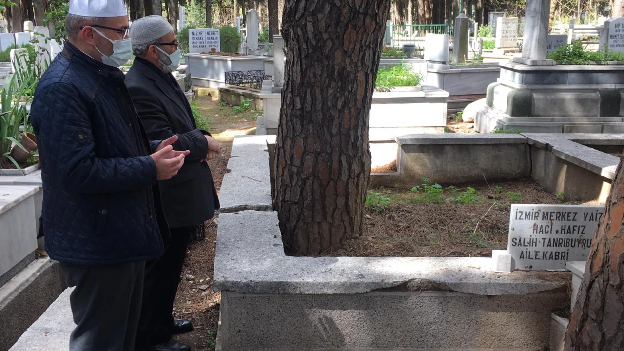 Hocamız Tanrıbuyruğu Kabri Başında Dualarla Anıldı