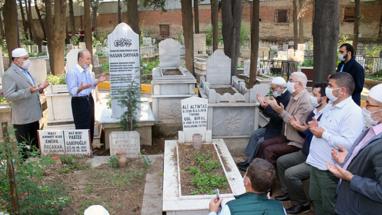 Rahmetli Başkan Hasan Dayhan Kabri Başında Dualarla Anıldı