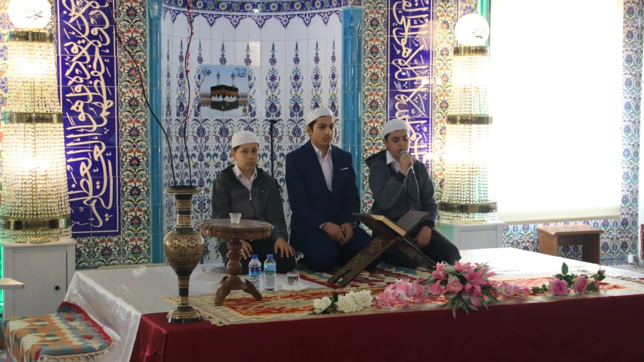 İzmir Camileri Kestanepazarı Hafızlarıyla Şenlendi