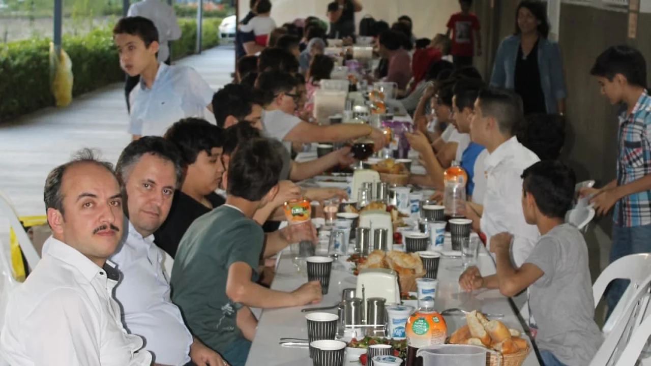 Ortaokul Mezunlarımız Sosyal Tesislerde Toplu İftar Yaptı