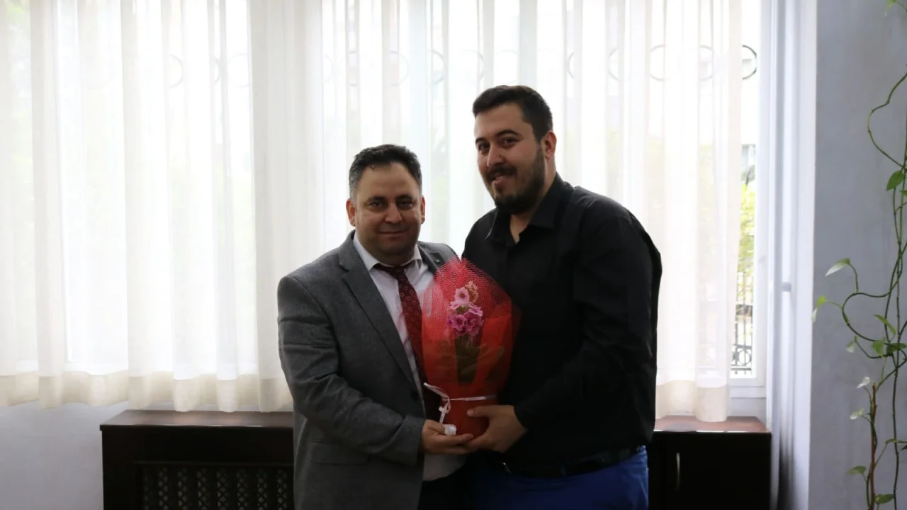 Eski Öğrencisi Zübeyir Kuyubaşı’na Çiçek Takdim Etti