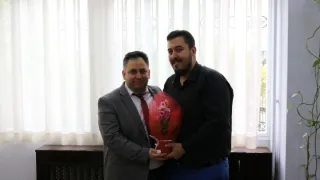 Eski Öğrencisi Zübeyir Kuyubaşı’na Çiçek Takdim Etti
