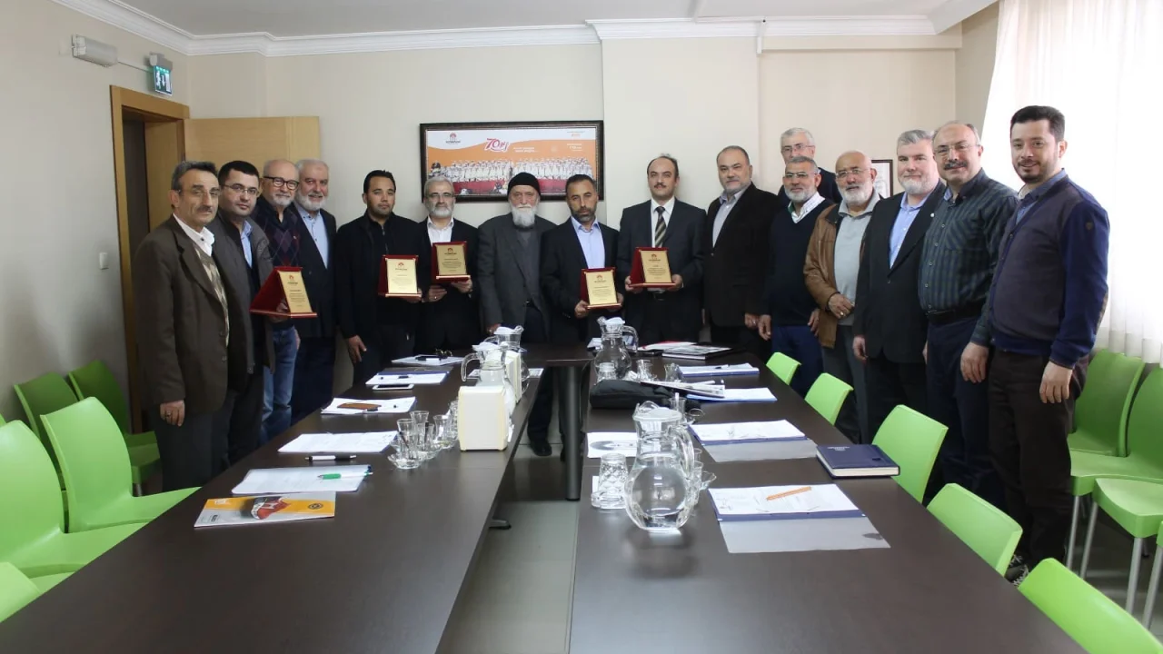 Kestanepazarı Yönetim Kurulu’ndan Hocalara Plaket