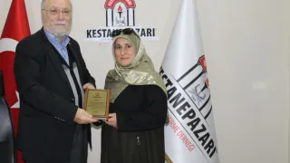 Reyhan Öz’e Plaket Takdim Edildi
