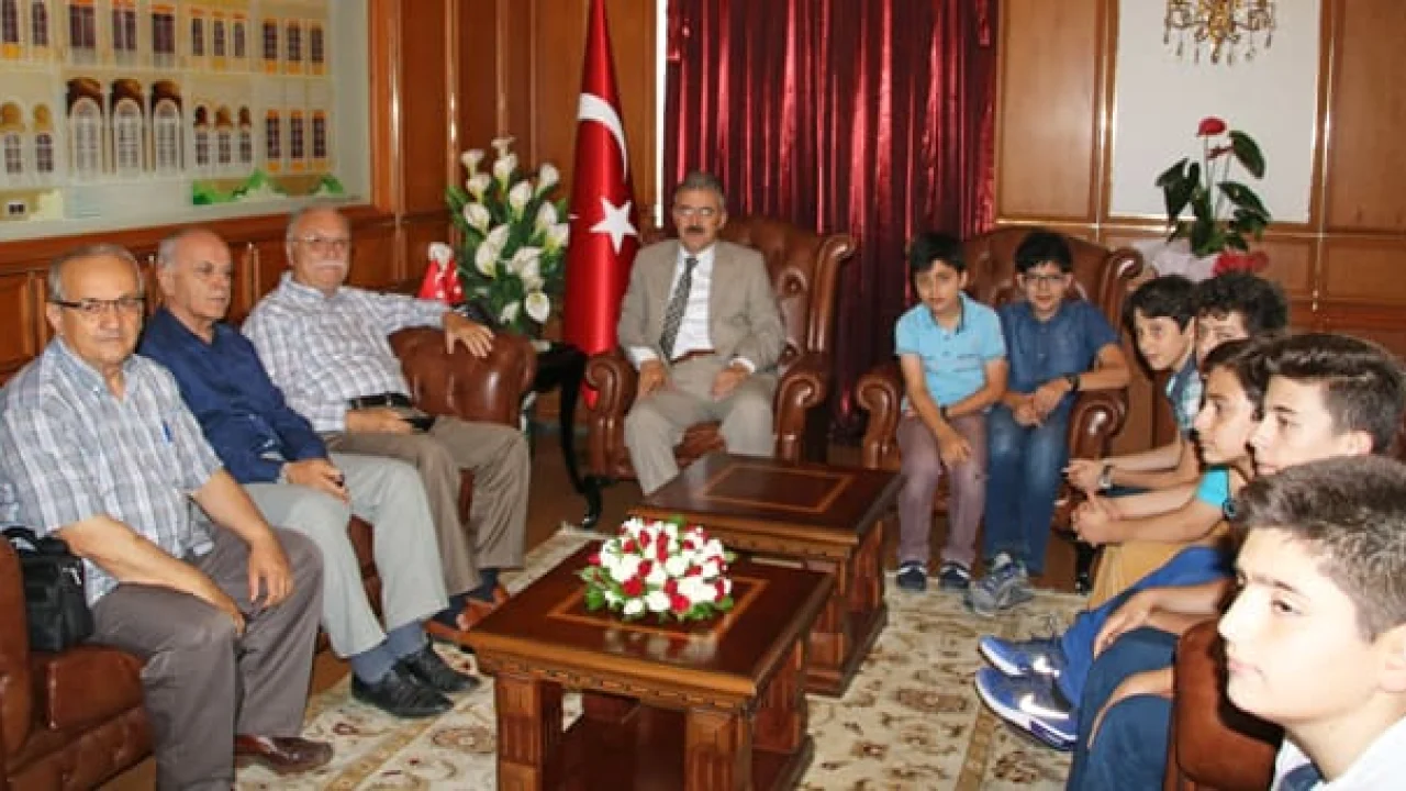 İzmir Valisi Erol Ayyıldız, Hafızlarımızı Ödüllendirdi